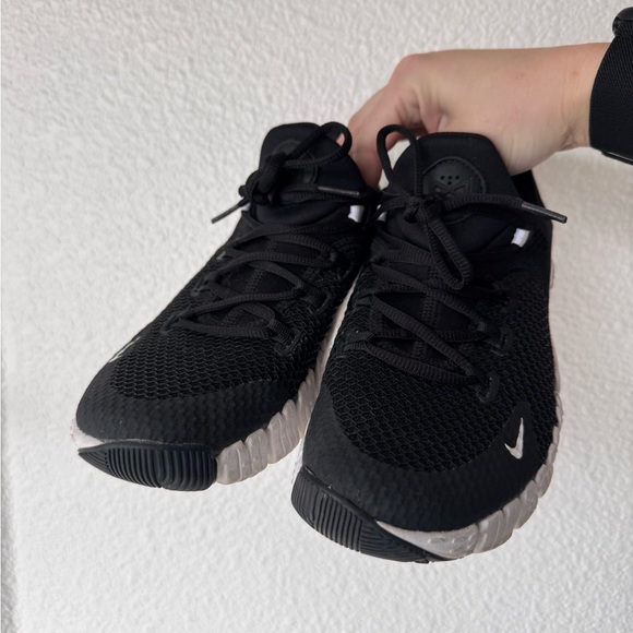 Women’s black and white Nike metcons - 8.5 - Picture 3 of 5